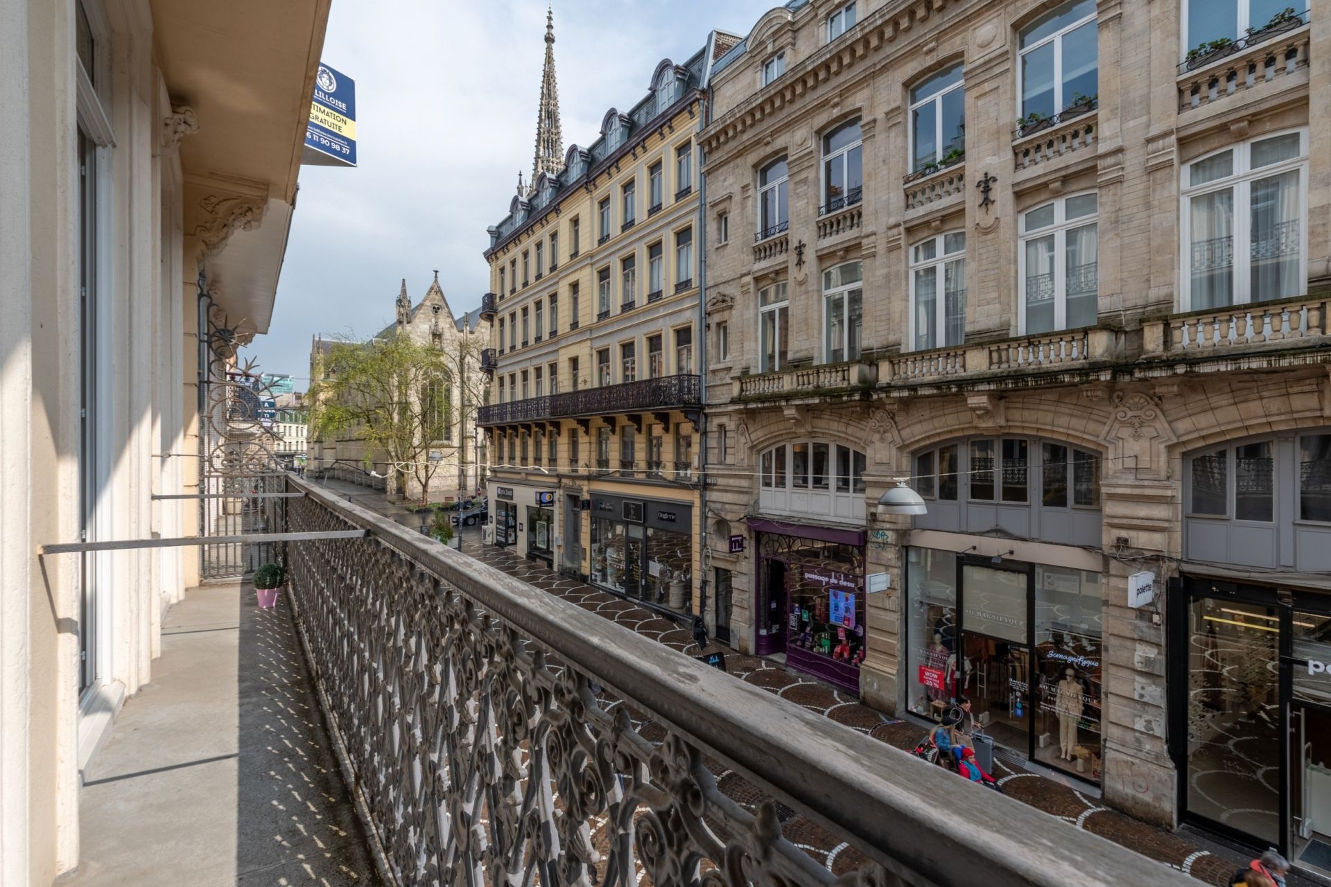luxury apartment 4 Rooms for sale on LILLE (59000)
