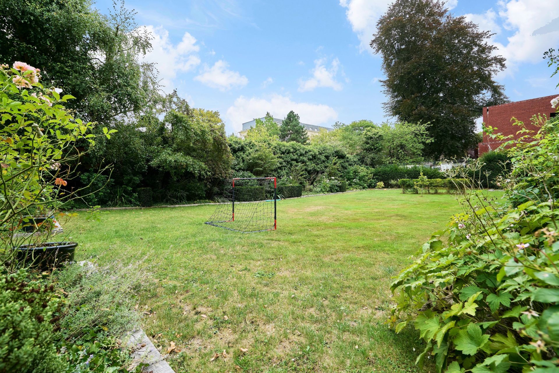 luxury house 9 Rooms for sale on ROUBAIX (59100)