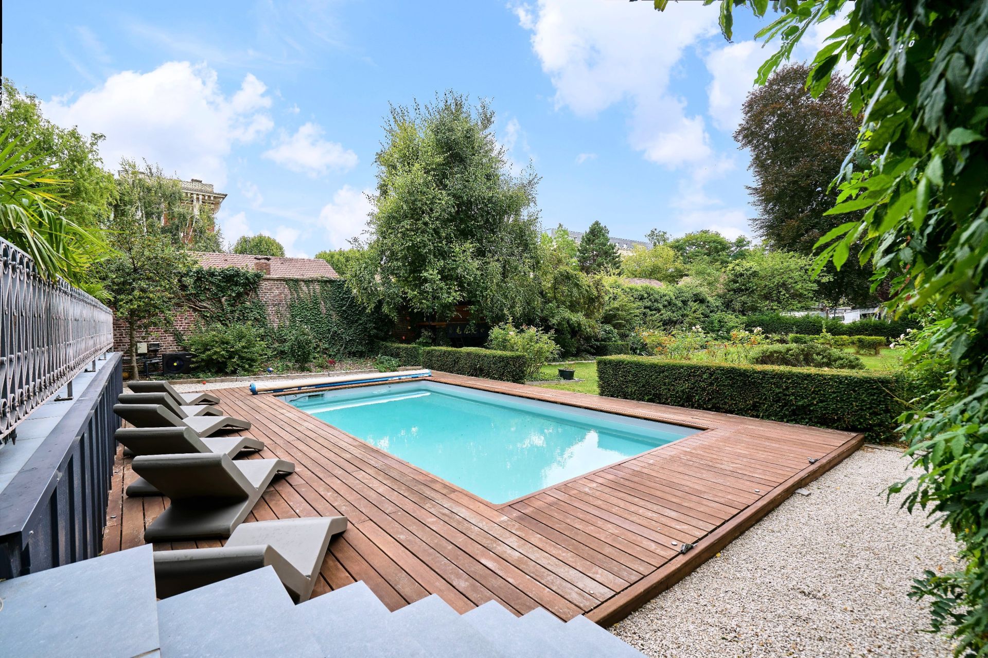 luxury house 9 Rooms for sale on ROUBAIX (59100)