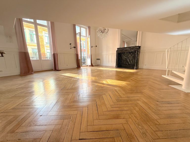 luxury apartment 5 Rooms for rent on LILLE (59000)