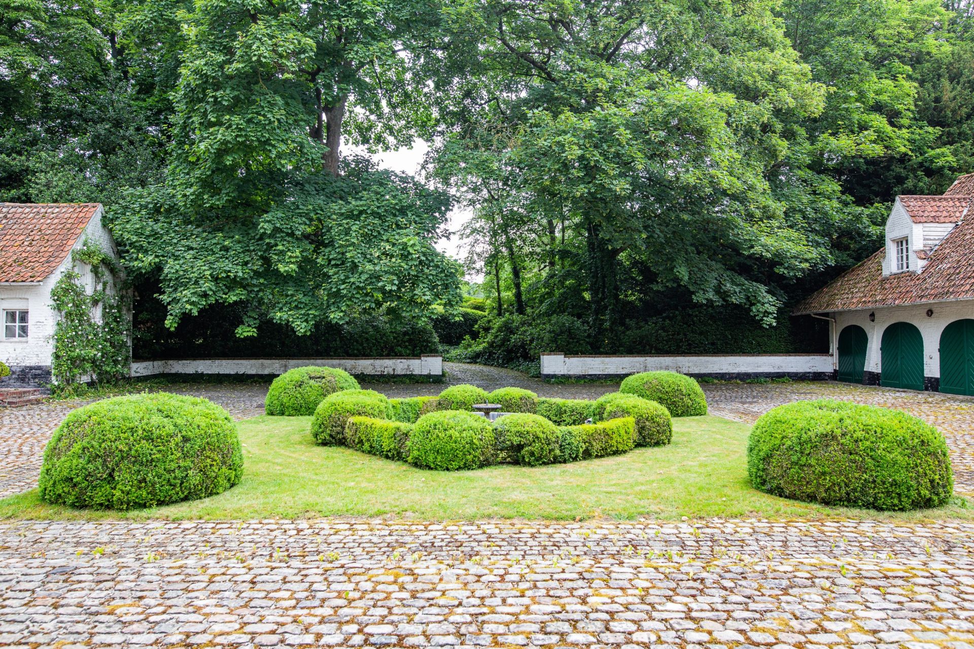 luxury house 8 Rooms for sale on MOUVAUX (59420)