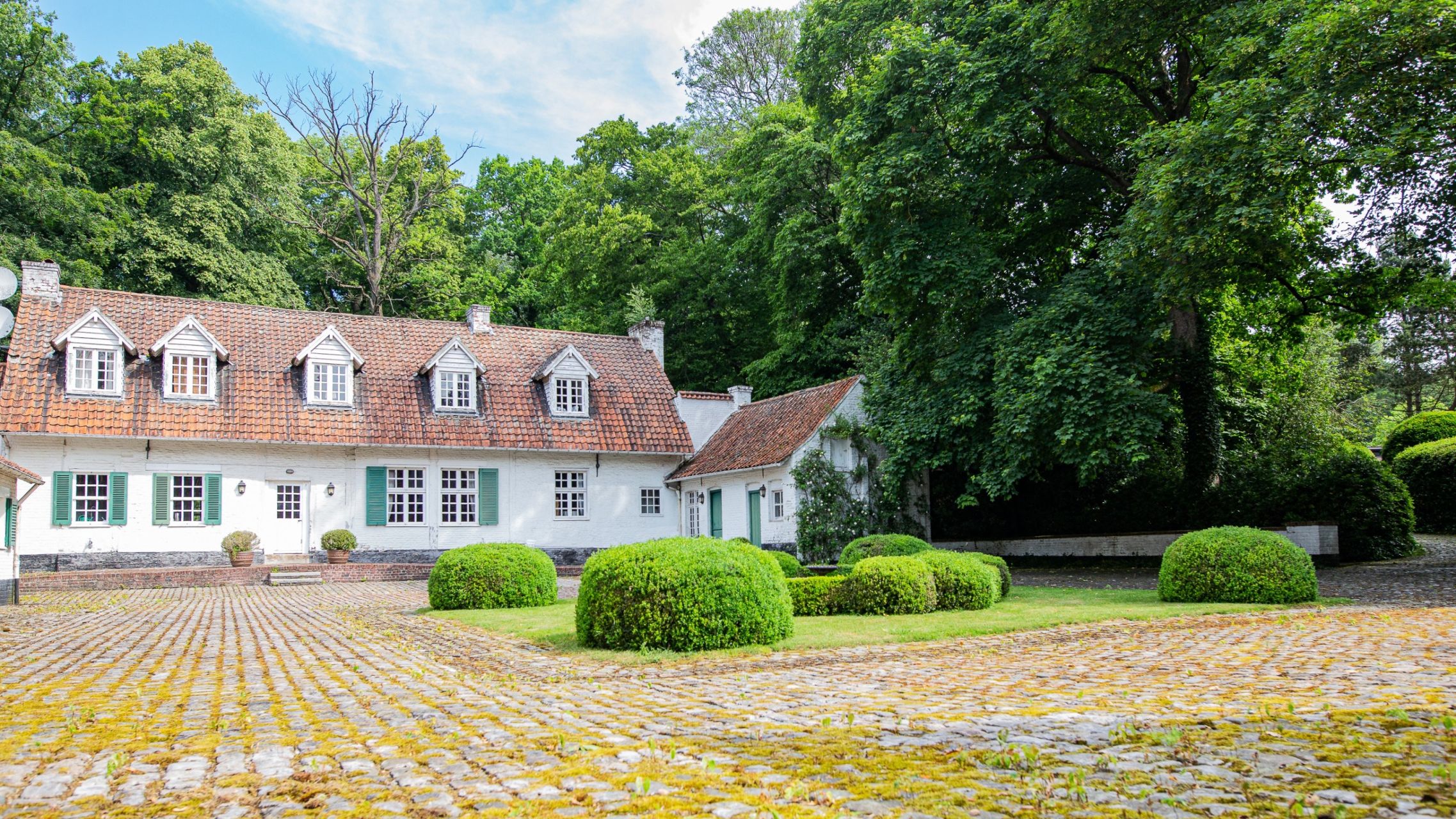 luxury house 8 Rooms for sale on MOUVAUX (59420)