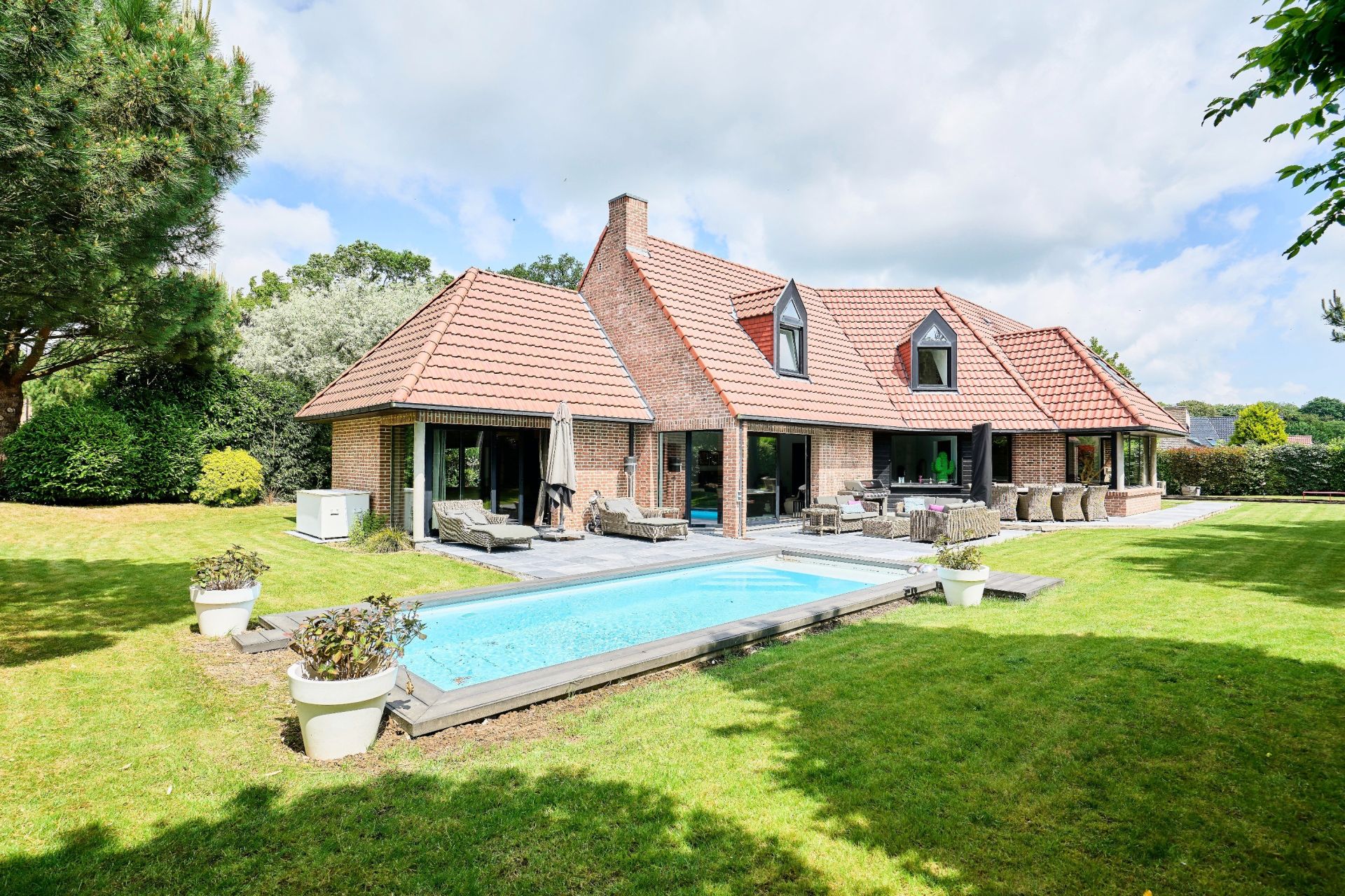 luxury house 11 Rooms for sale on CAMPHIN EN PEVELE (59780)