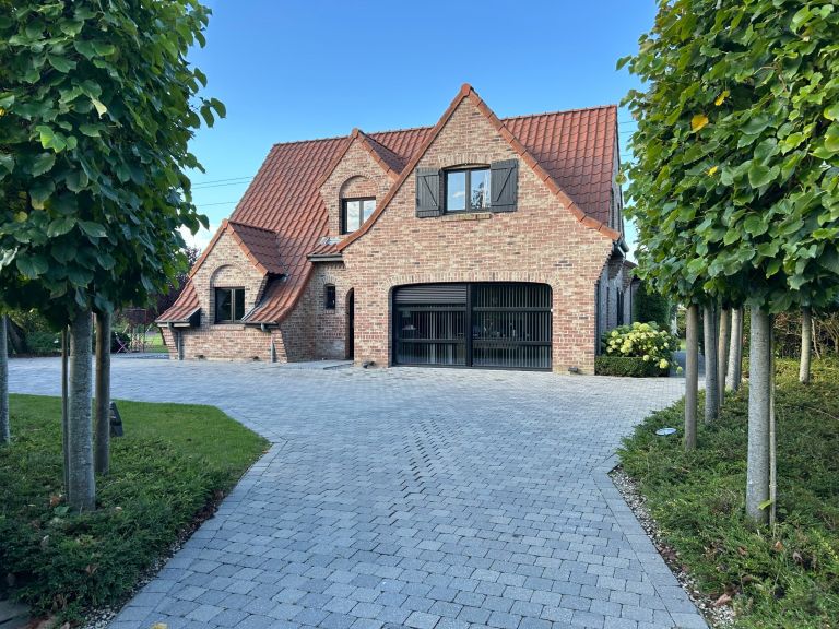 luxury house 12 Rooms for sale on ESTAIRES (59940)