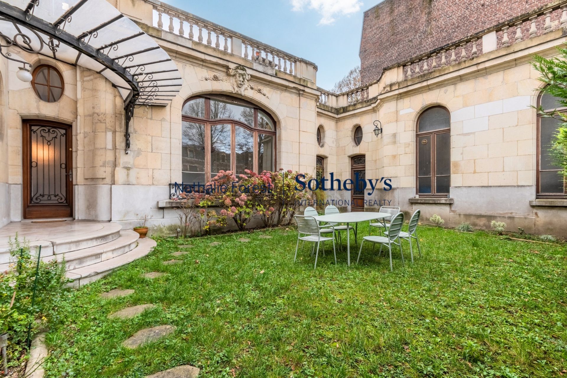 luxury house 10 Rooms for sale on ARRAS (62000)