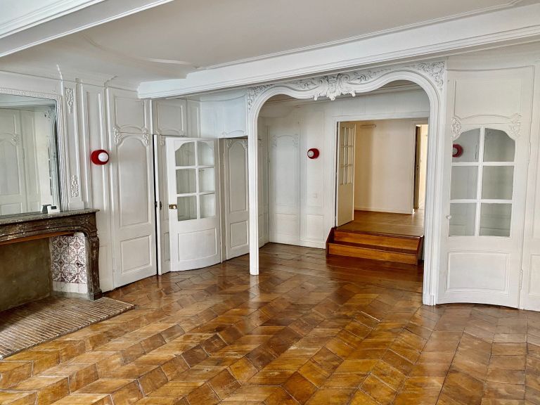 luxury apartment 5 Rooms for rent on LILLE (59800)