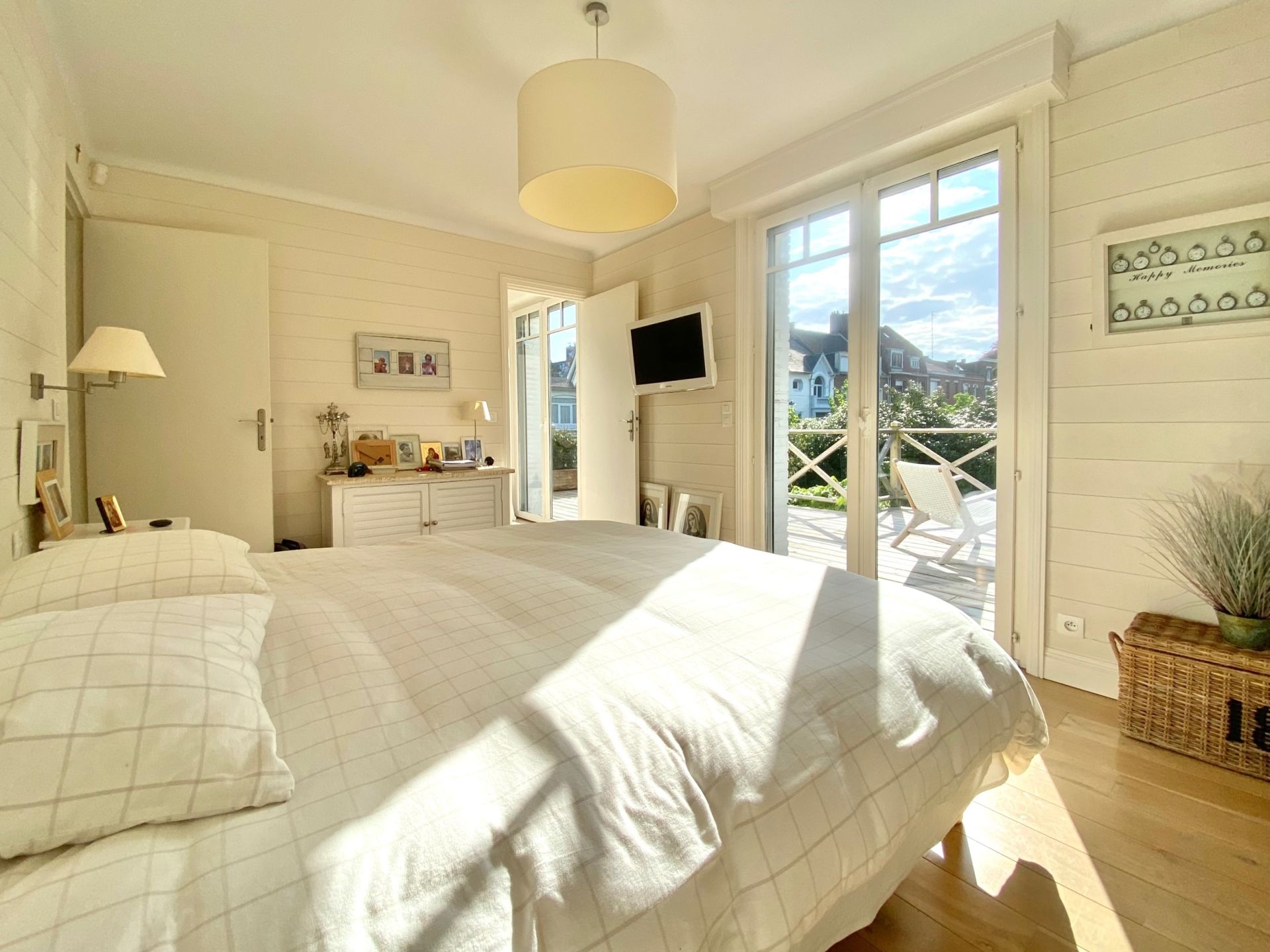 luxury house 8 Rooms for sale on CROIX (59170)