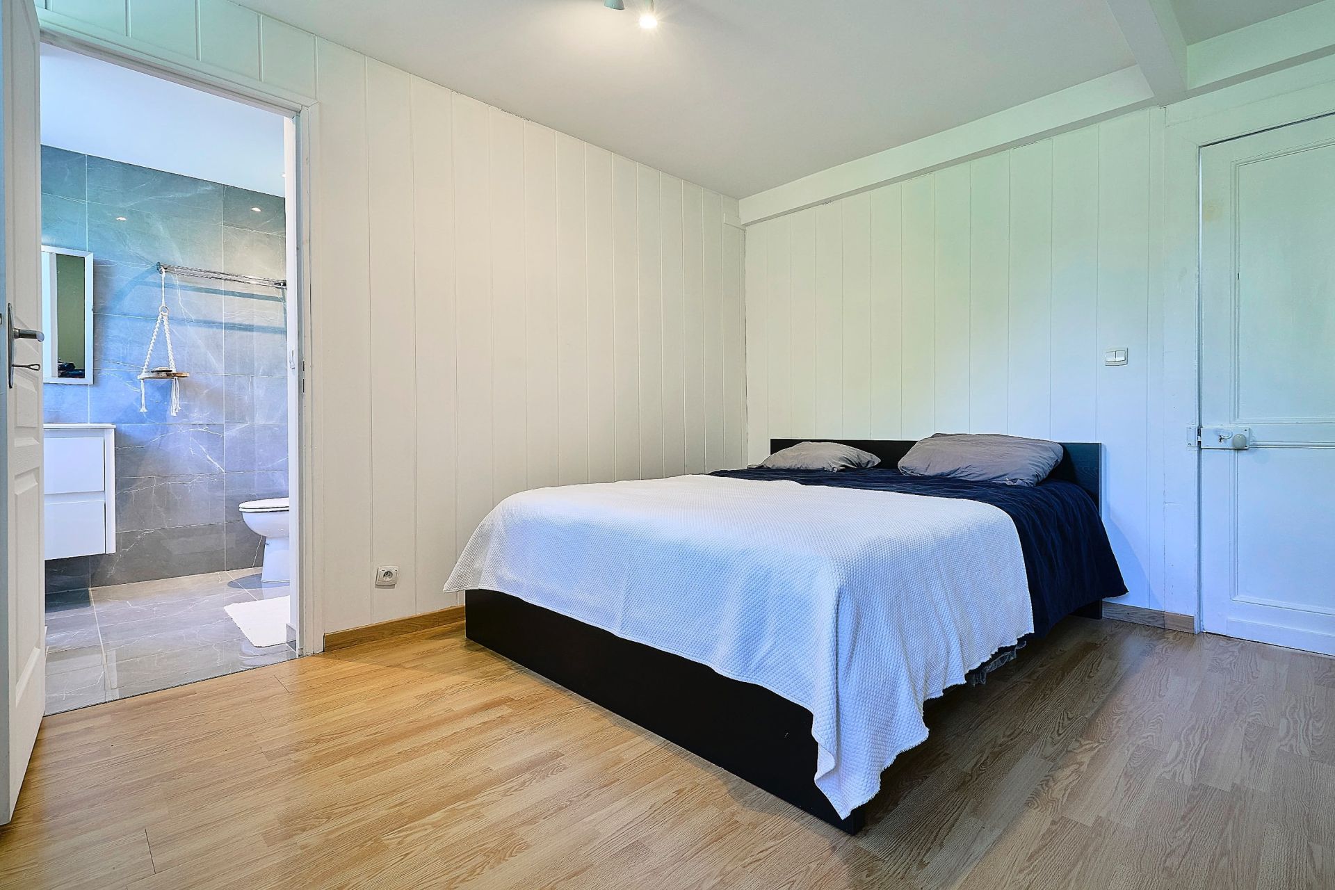 luxury house 8 Rooms for sale on ROUBAIX (59100)