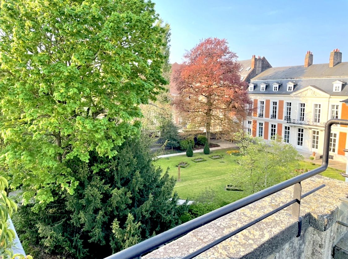 luxury apartment 6 Rooms for rent on LILLE (59000)