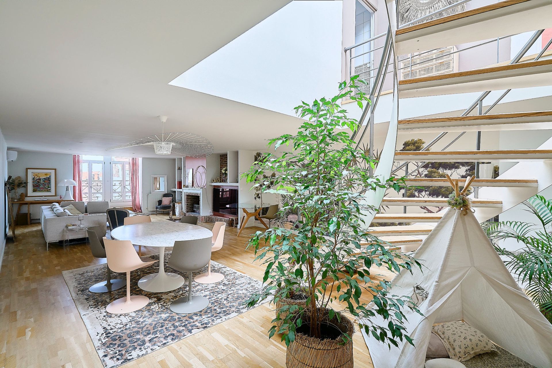 luxury apartment 6 Rooms for sale on LILLE (59800)