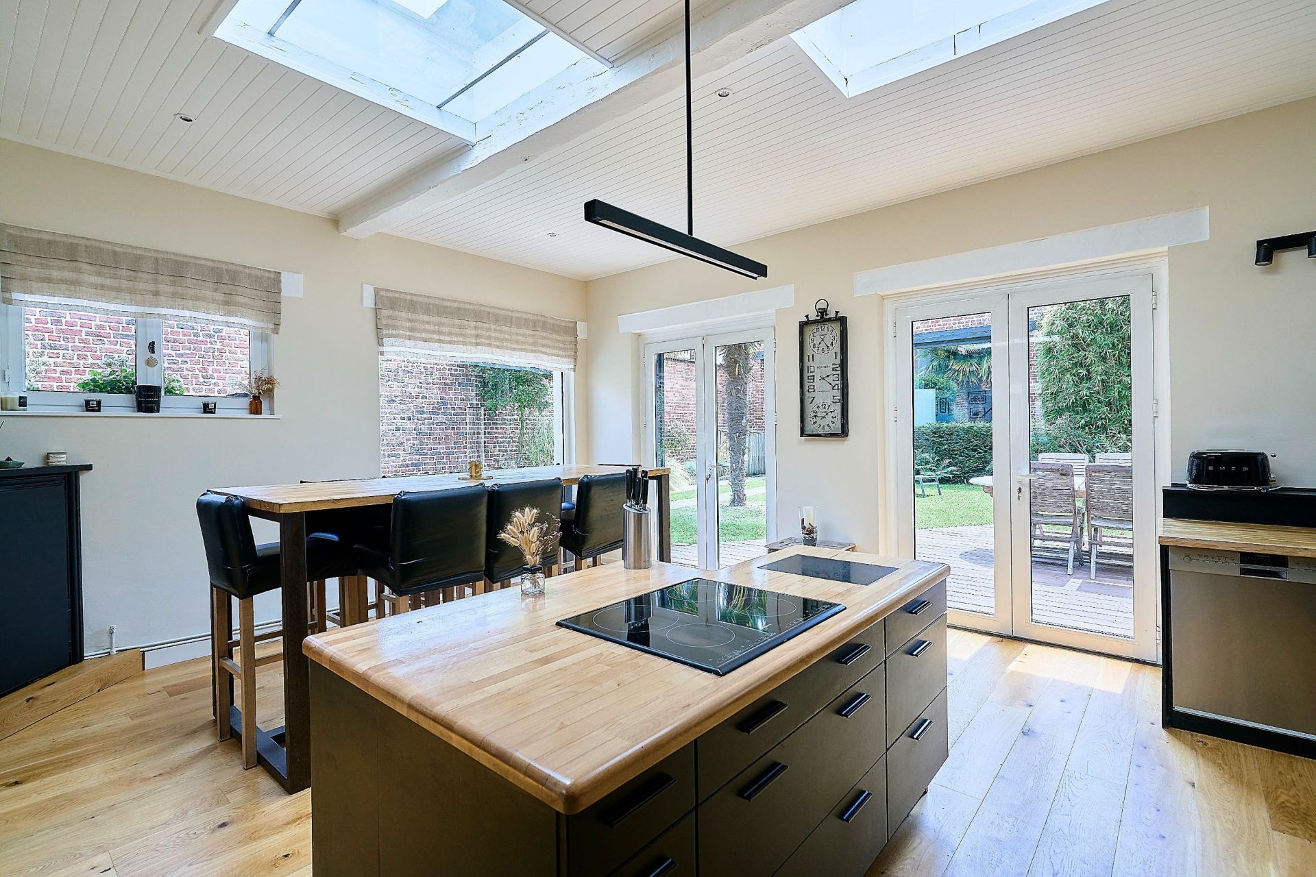 luxury house 11 Rooms for sale on BOUSBECQUE (59166)