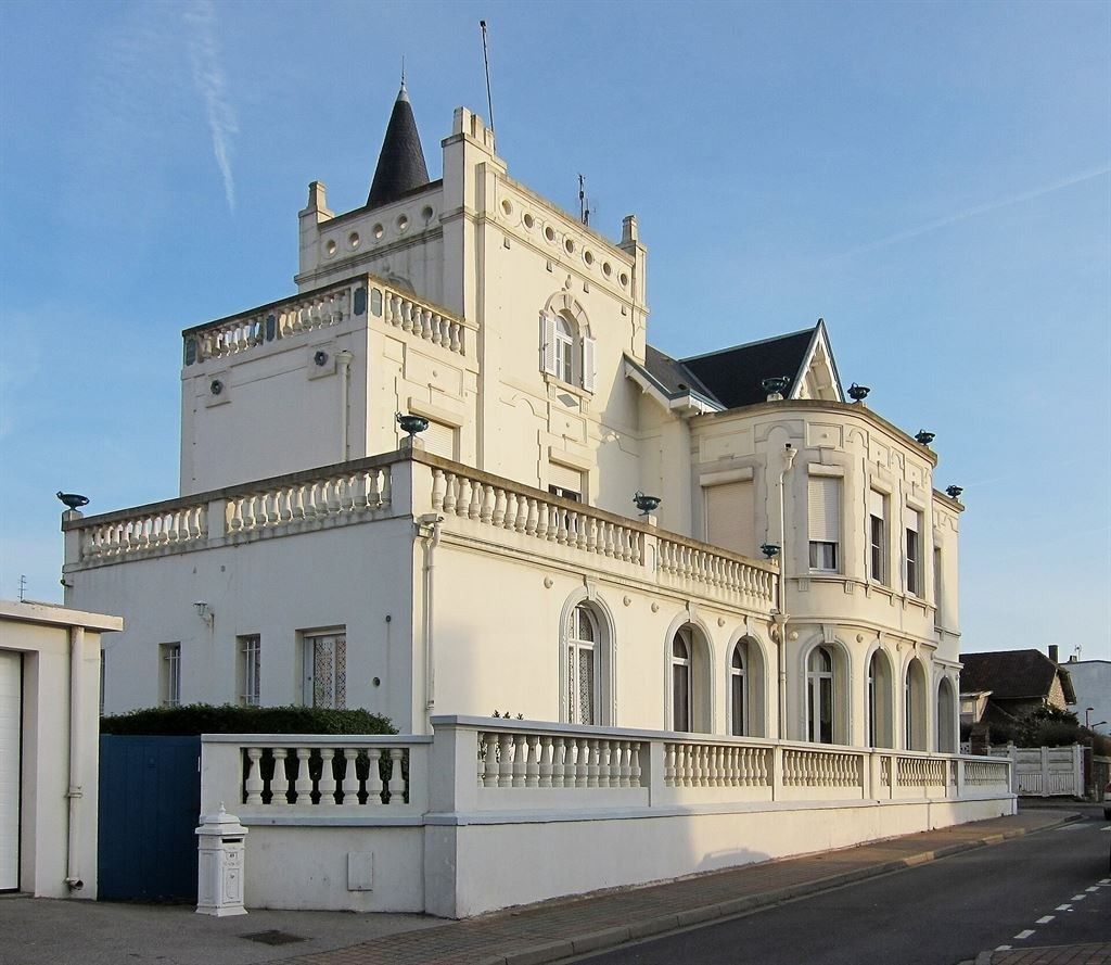 luxury house 5 Rooms for sale on WIMEREUX (62930)