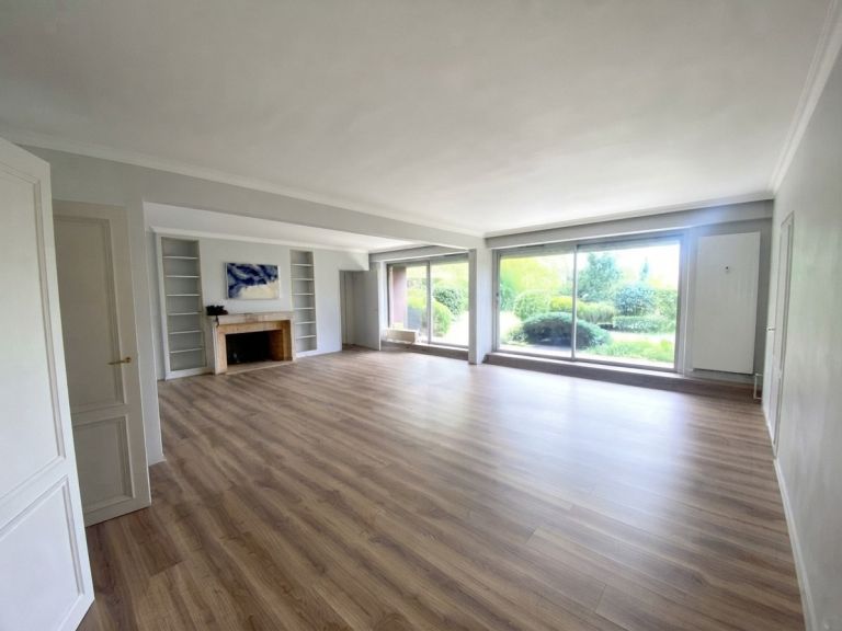 luxury apartment 4 Rooms for sale on ROUBAIX (59100)